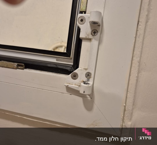 מסגרת חלון עם צירים וברגים